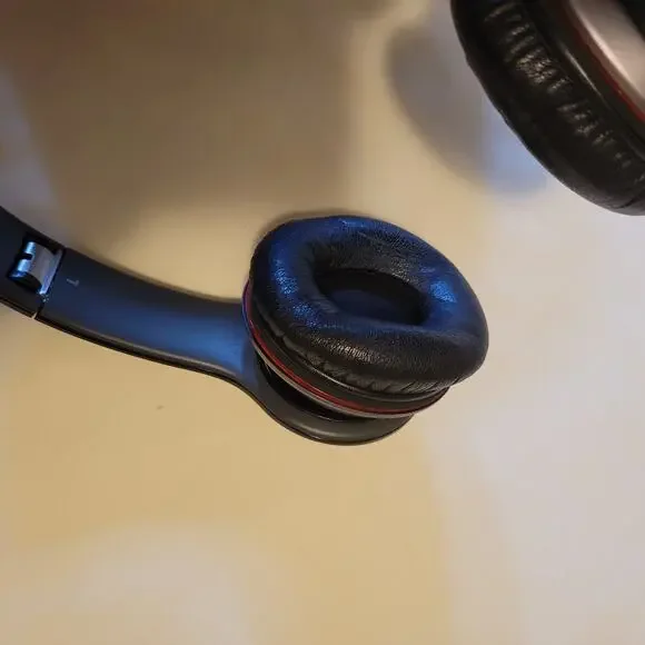 Beats by Dr. Dre Solo HD On-Ear Headphones with Case and Cable - Picture 5 of 6